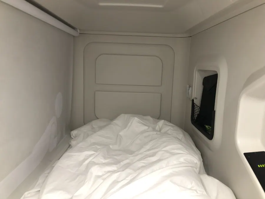 Voilà à quoi ressemble un "pod", juste de quoi allonger ses jambes et recharger son téléphone !