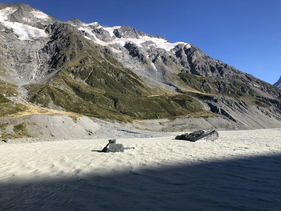Deux icebergs échoués dans le lac